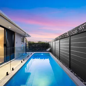Charming Group Getaway - 9 Mins To Burleigh Holiday home Gold Coast